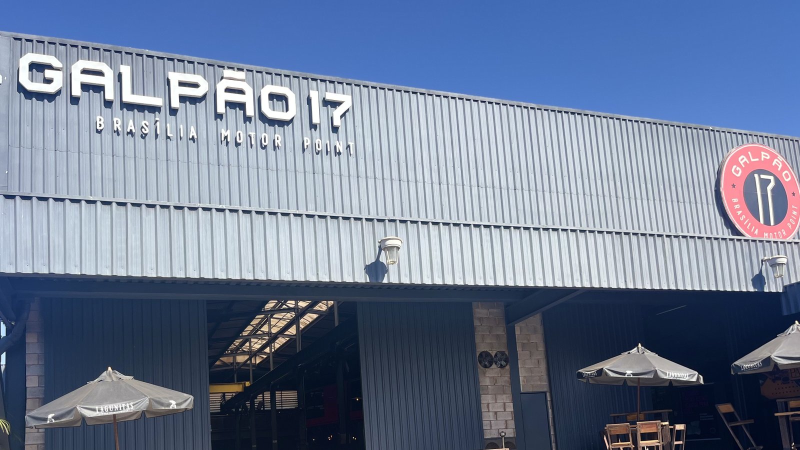 Fachada da casa de shows Galpão 17, em Brasília, com o letreiro na parede