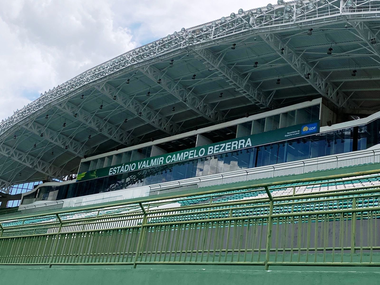 Vista aerea do Estadio Walmir Campelo Bezerra, o Bezerrao, com a palavra Gama nas arquibancadas