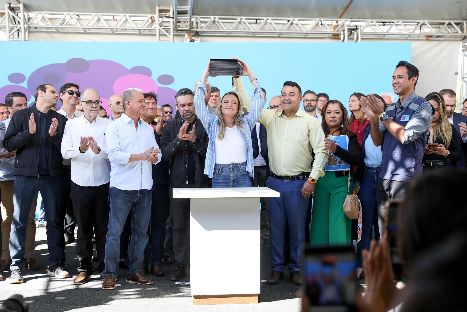 Cerimônia de assinatura de ordens de serviço do GDF na Sua Porta com autoridades no palco