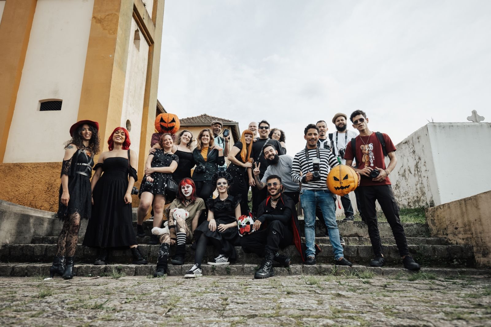 Grupo fantasiado de Halloween posa em escadaria de pedra