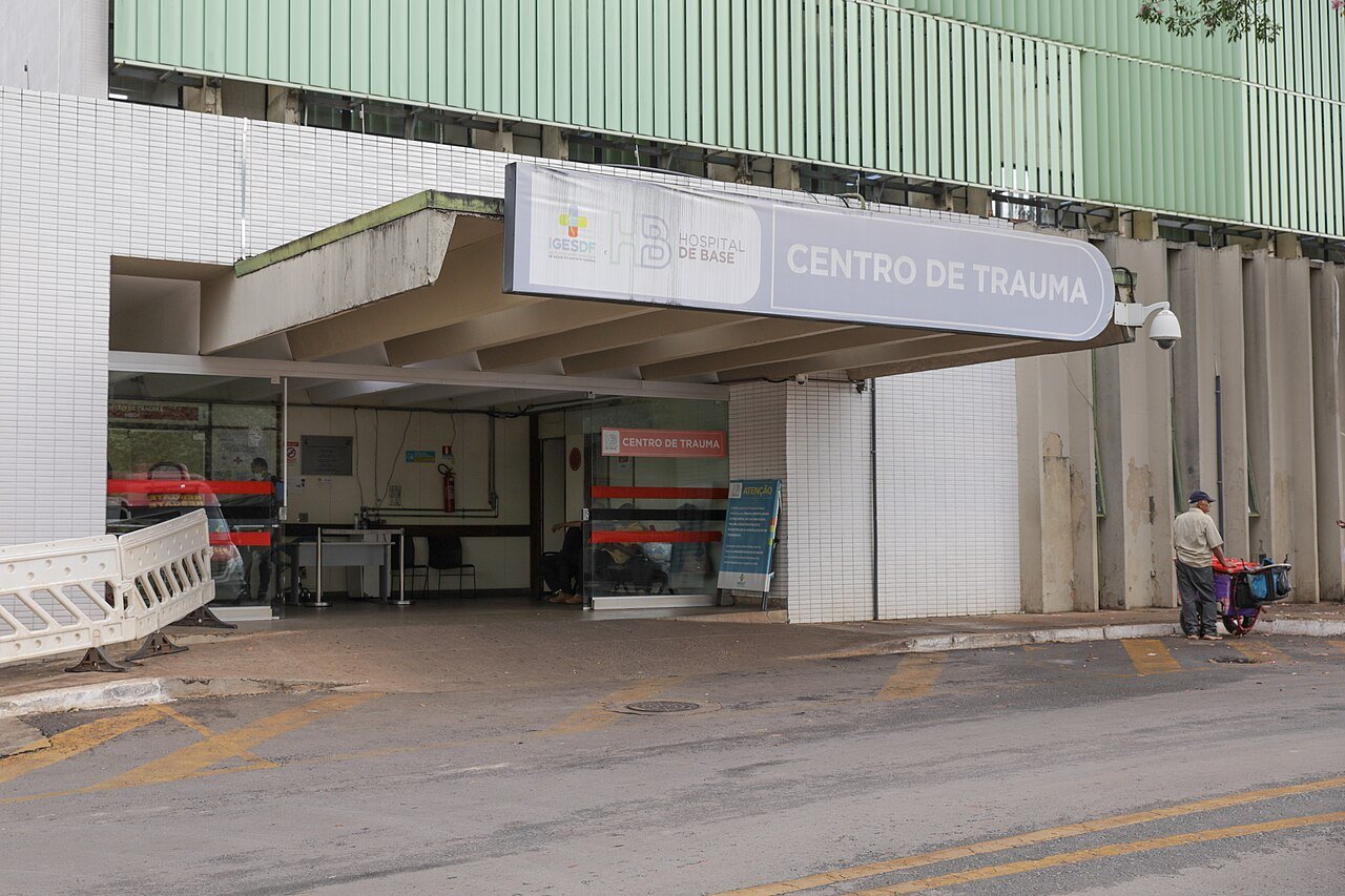 Entrada do Centro de Trauma do Hospital de Base do Distrito Federal, com placa do HBDF e do IgesDF