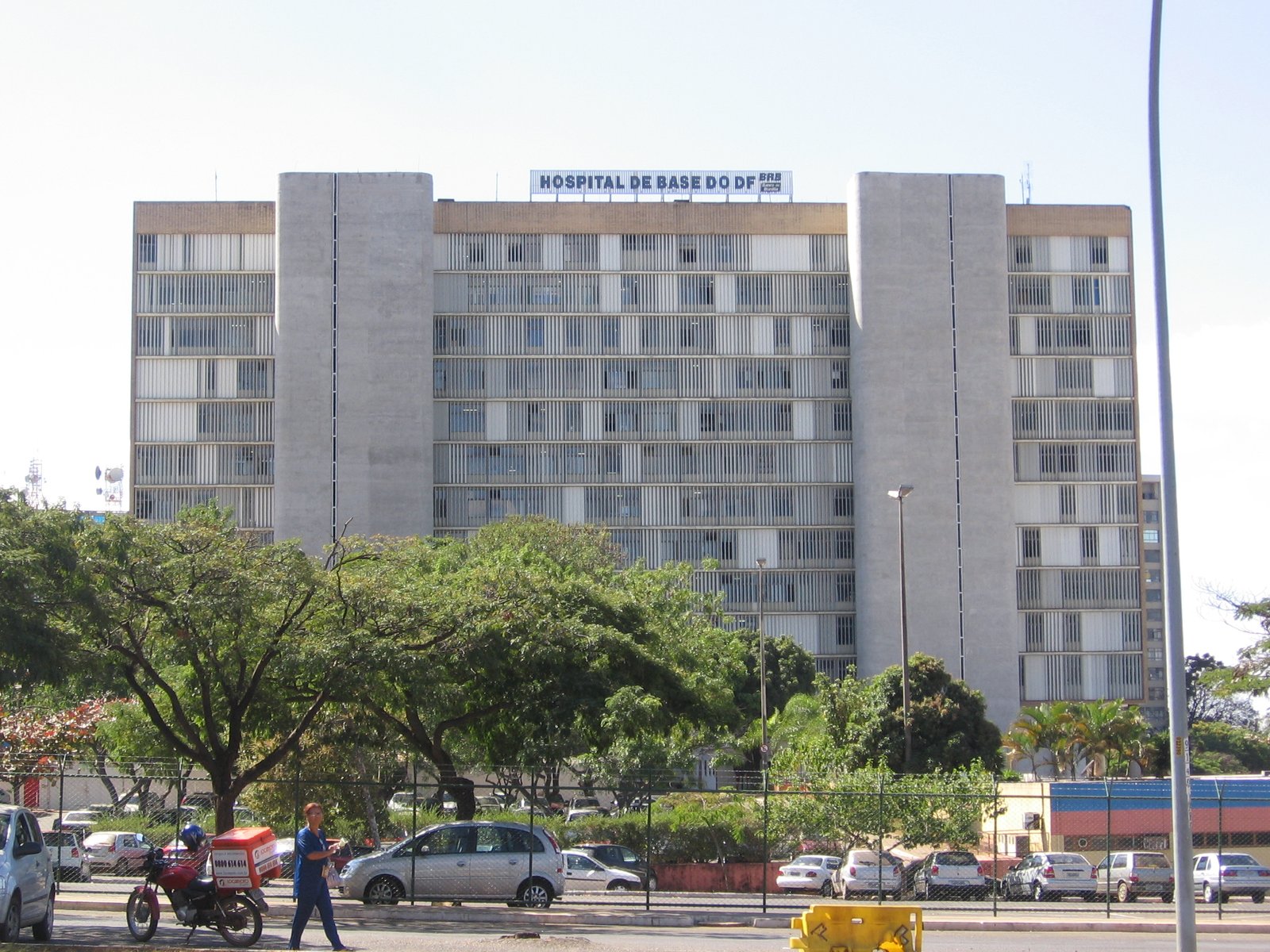 Fachada do Hospital de Base do Distrito Federal, prédio de concreto com letreiro no topo