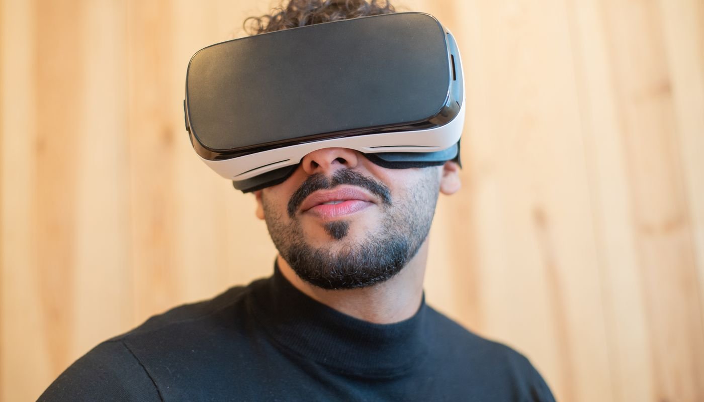 Homem usa óculos de realidade virtual em ambiente interno