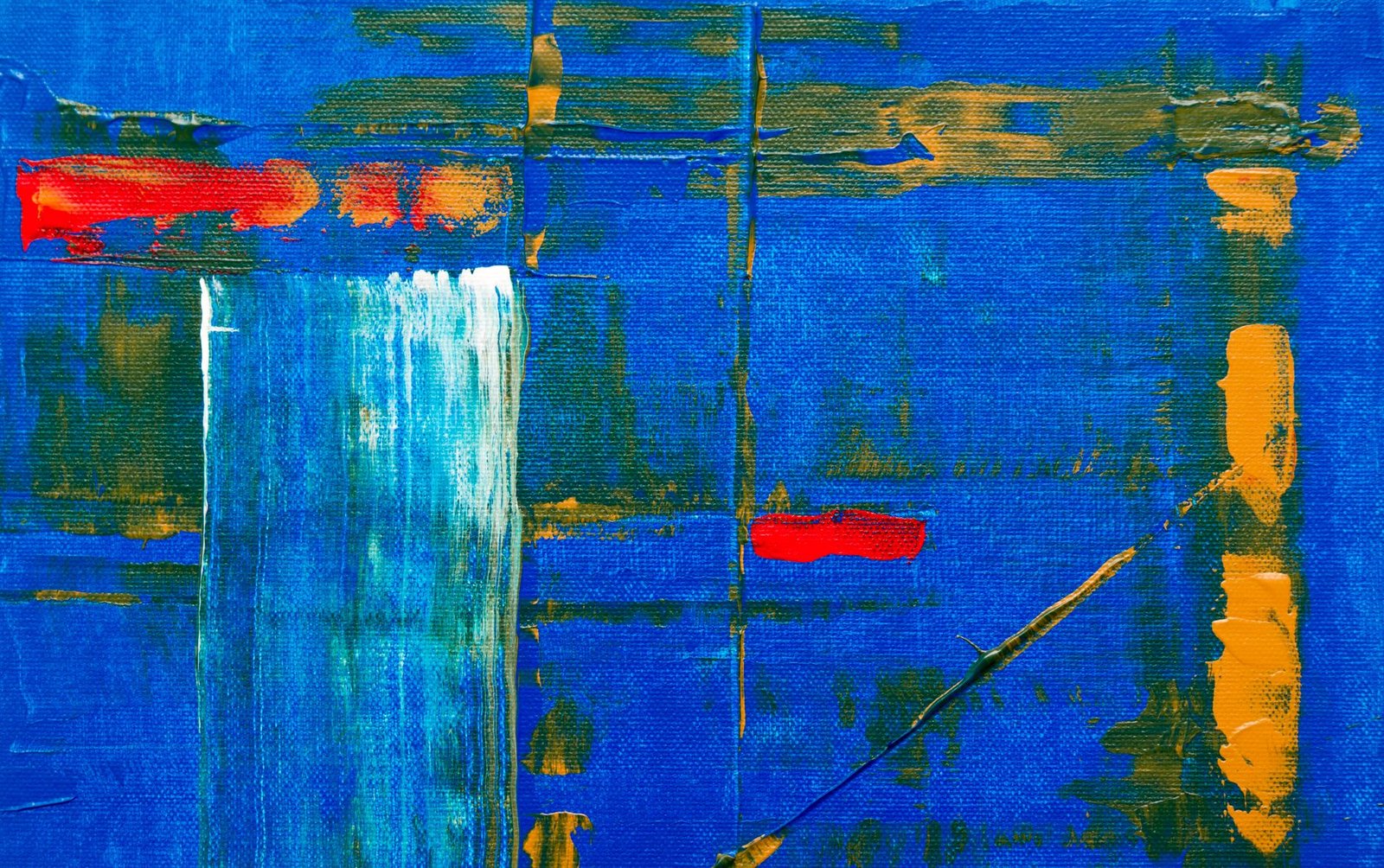 Pintura abstrata em acrílico azul com traços vermelhos e amarelos sobre tela