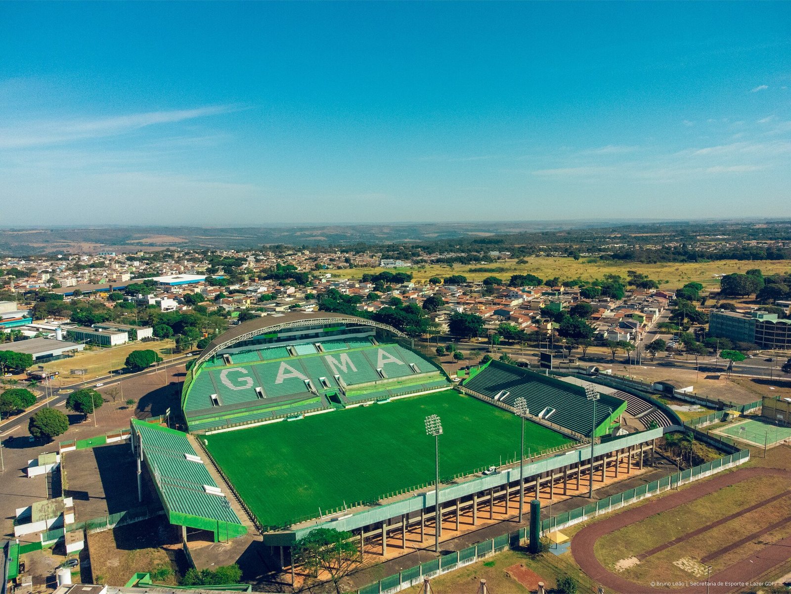 Vista aérea do Estádio Bezerrão, no Gama, com o nome do clube nas arquibancadas