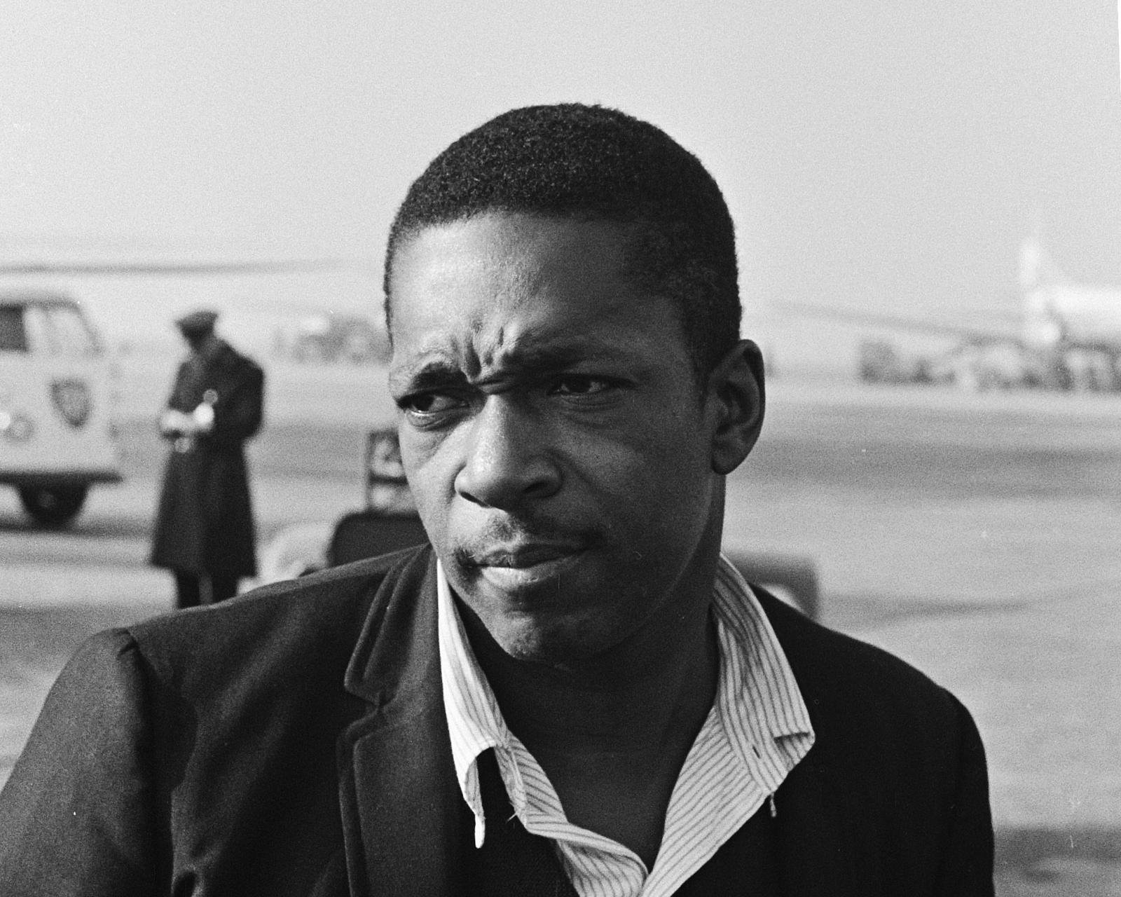 Retrato em preto e branco do saxofonista John Coltrane no aeroporto de Schiphol, em 1963