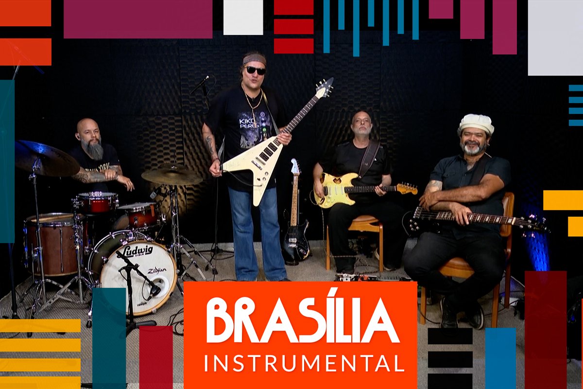 Kiko Peres com guitarra ao centro, acompanhado da banda no estúdio do Brasília Instrumental