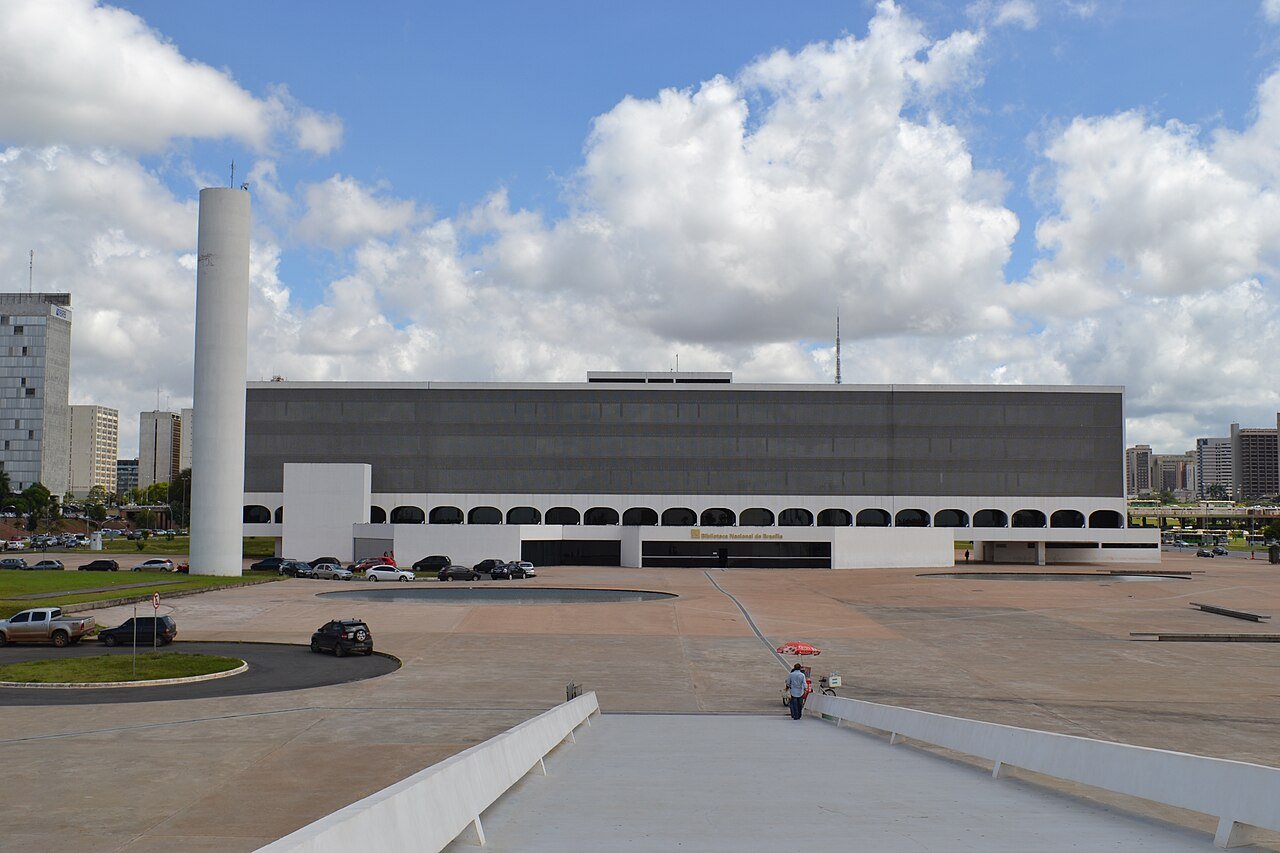 Fachada da Biblioteca Nacional de Brasilia vista da esplanada, com ceu nublado