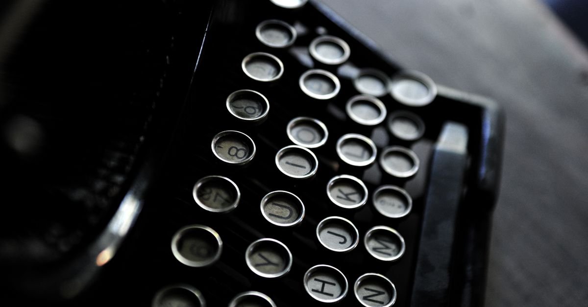 Teclado de máquina de escrever antiga em preto e branco