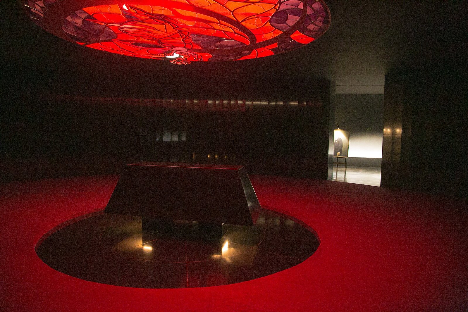 Câmara mortuária do Memorial JK, com o túmulo de Juscelino Kubitschek sob o vitral vermelho de Marianne Peretti