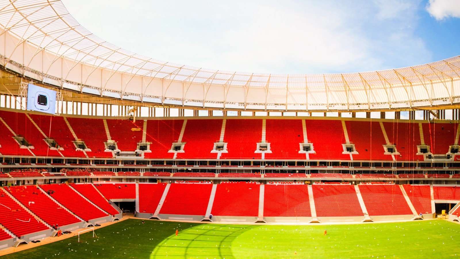 Vista interna do Estádio Nacional Mané Garrincha, em Brasília, com o gramado e as arquibancadas