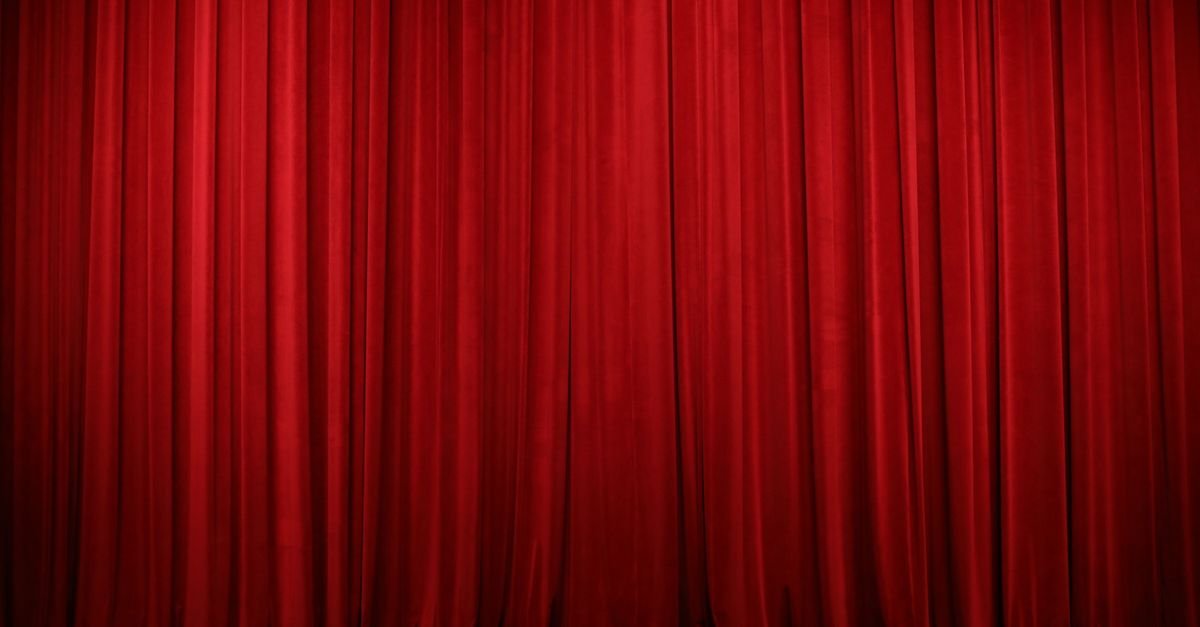 Cortina vermelha de teatro fechada sobre o palco