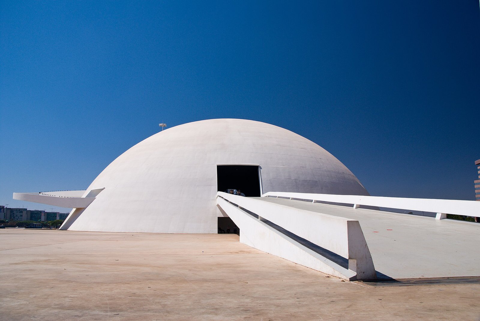Cúpula branca do Museu Nacional da República, em Brasília, sob céu azul