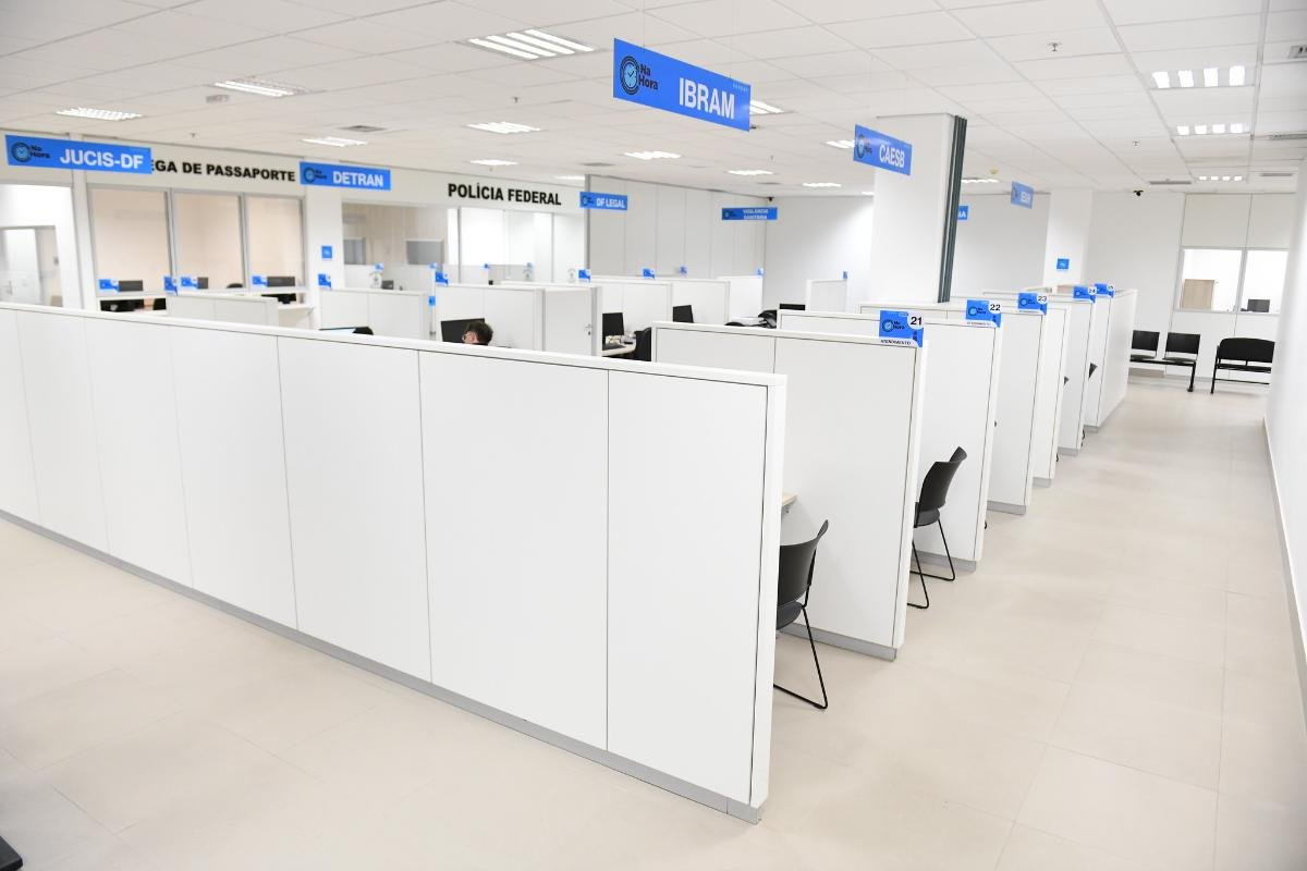 Guichês de atendimento do Na Hora Empresarial com placas de Jucis-DF, Detran, Polícia Federal e Caesb