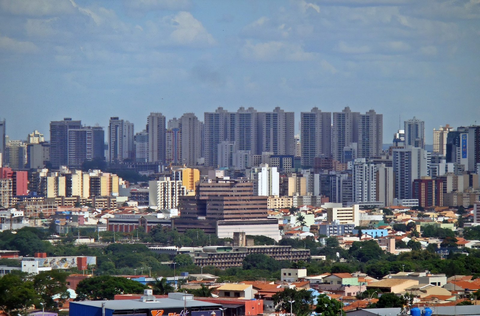 Vista panorâmica dos prédios e casas de Taguatinga, no Distrito Federal, sob céu parcialmente nublado