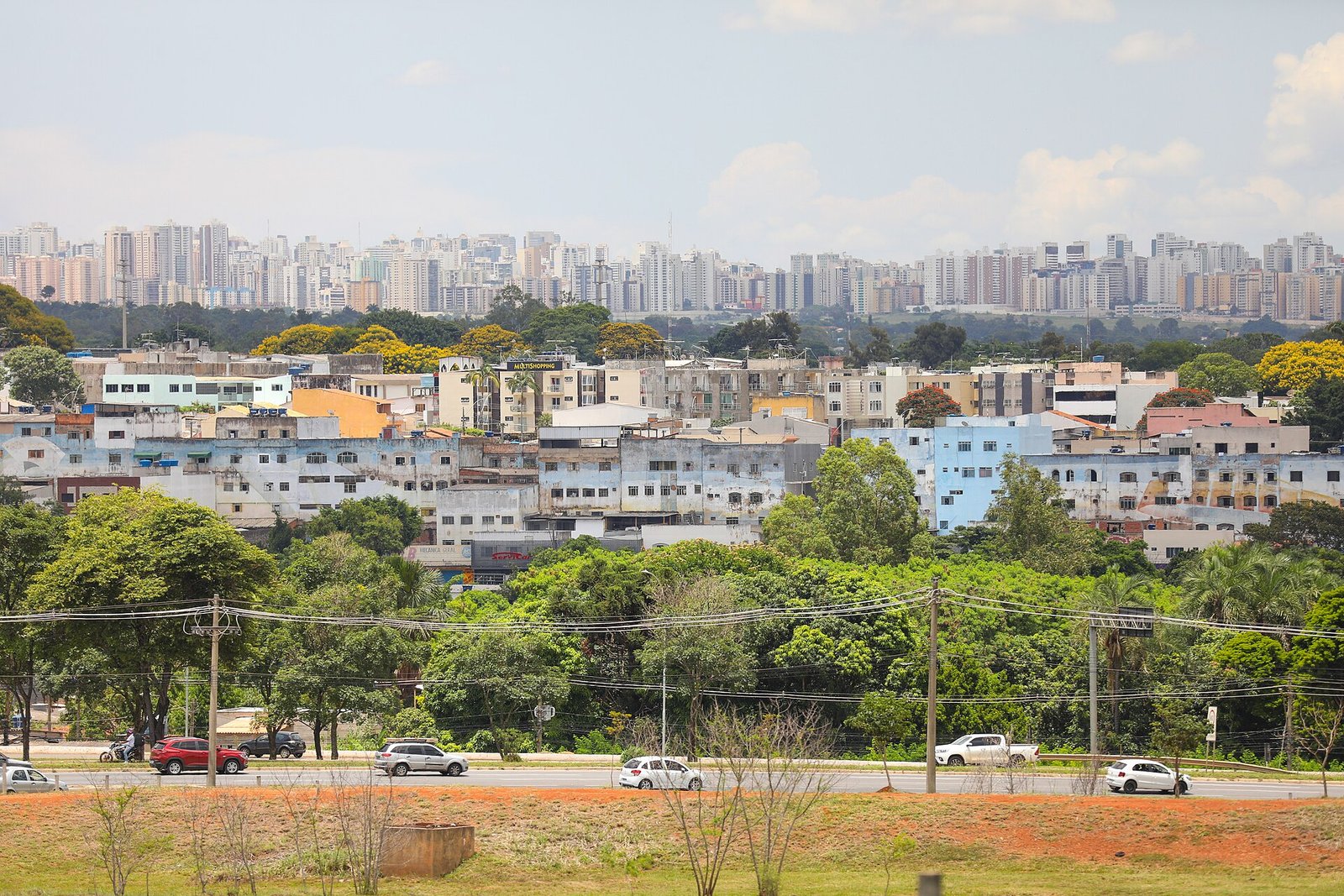 Vista do Núcleo Bandeirante com prédios da cidade ao fundo