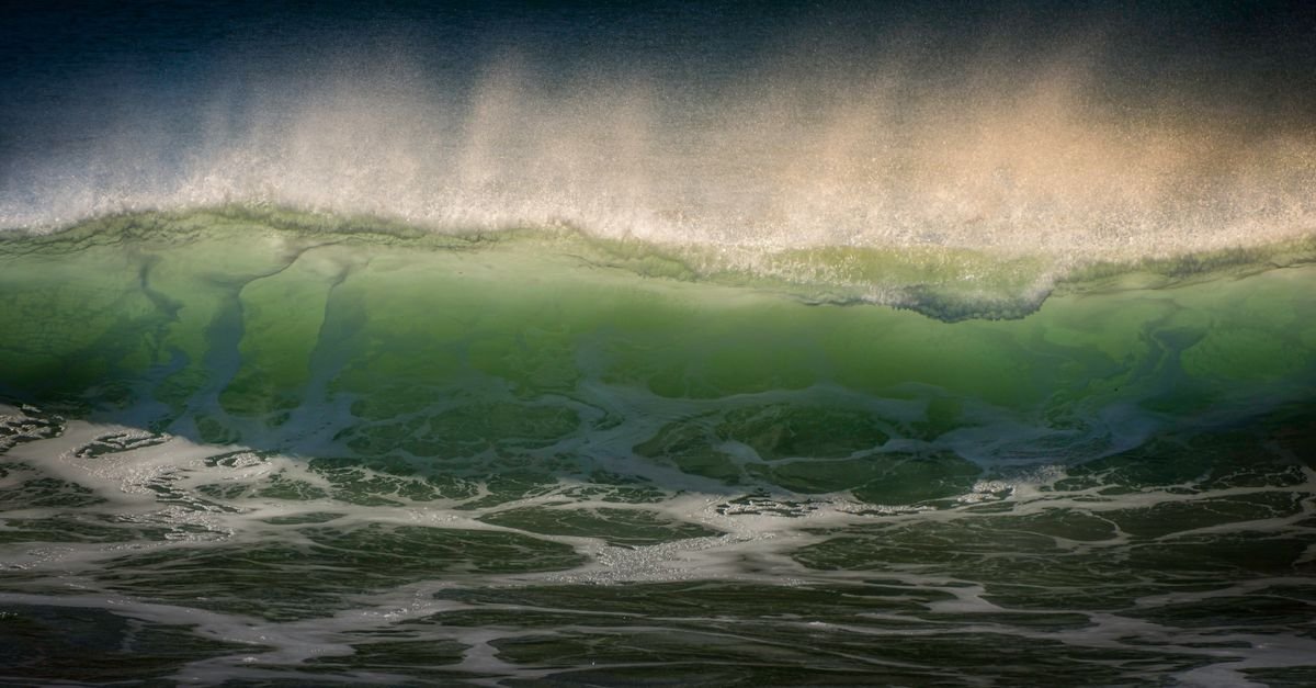 Onda do mar quebrando com força perto da arrebentação