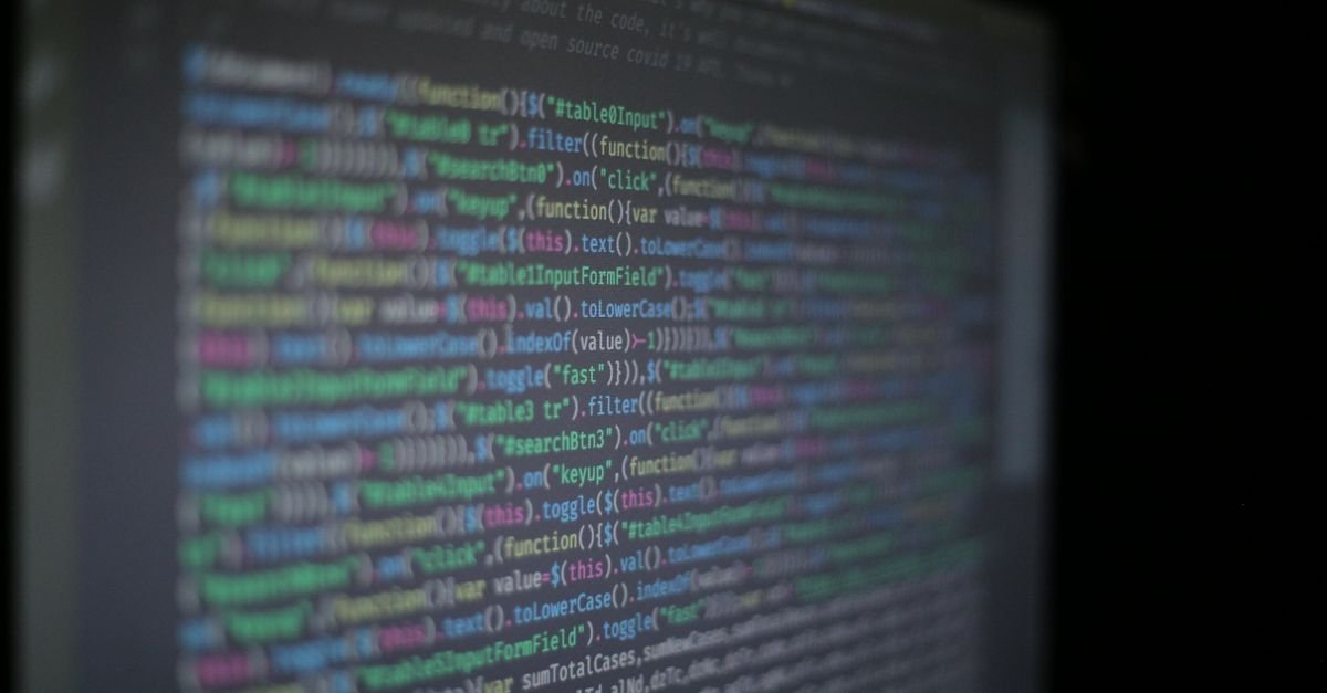 Linhas de código exibidas na tela de um computador, em referência a crime cibernético