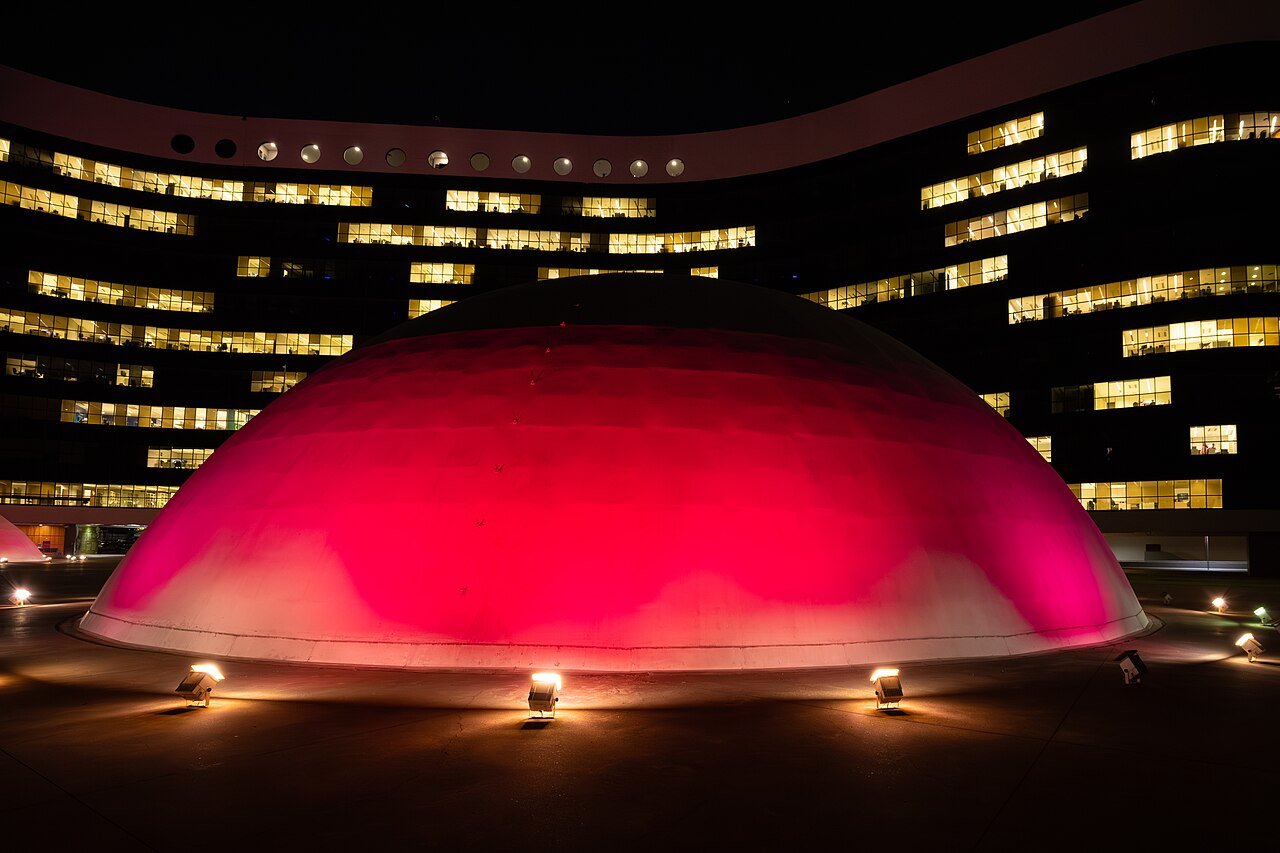 Cúpulas do edifício-sede do TSE, em Brasília, iluminadas de rosa na campanha Outubro Rosa de 2025 (foto de arquivo)