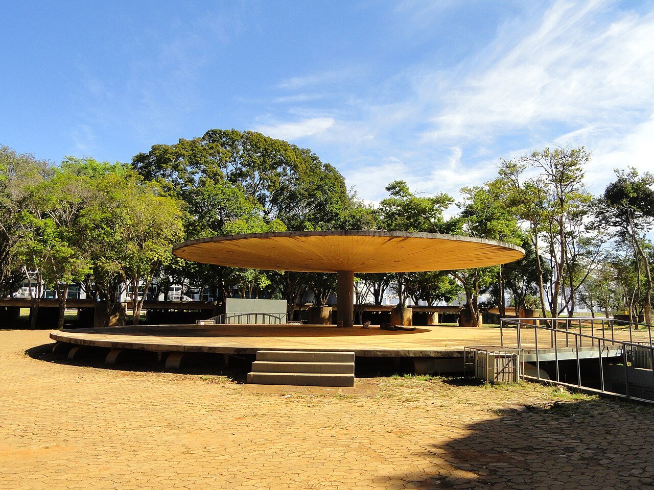 Palco circular de concreto ao ar livre, sob árvores, no Setor de Divulgação Cultural, onde fica o Clube do Choro