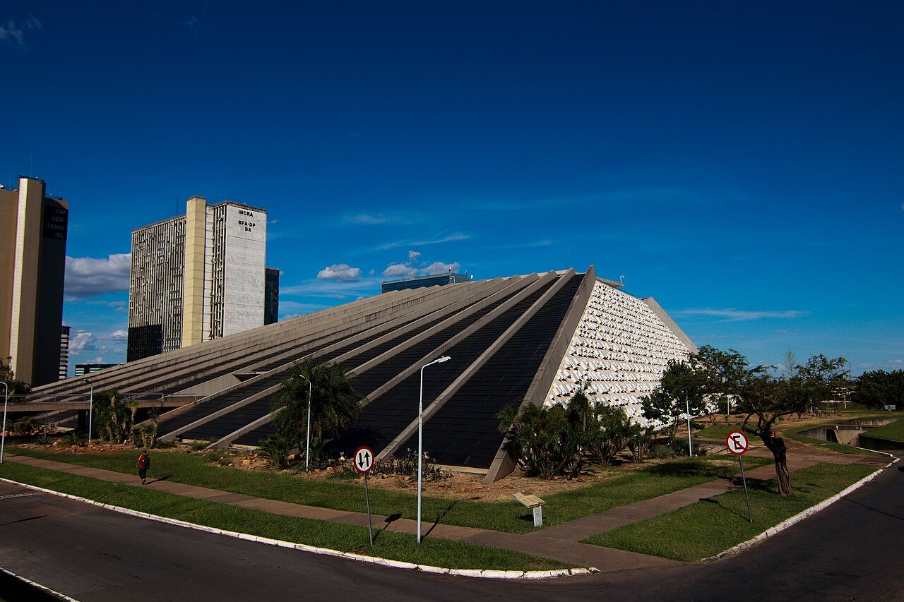 Fachada em forma de pirâmide do Teatro Nacional Cláudio Santoro, em Brasília