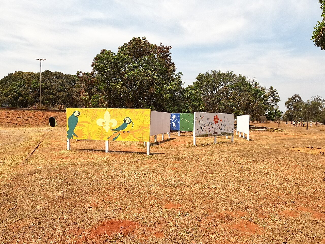 Painéis pintados sobre o gramado do Parque da Cidade, em Brasília