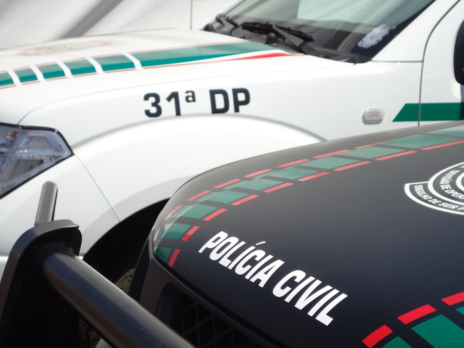 Capôs de duas viaturas da Polícia Civil do Distrito Federal estacionadas lado a lado, em foto de arquivo