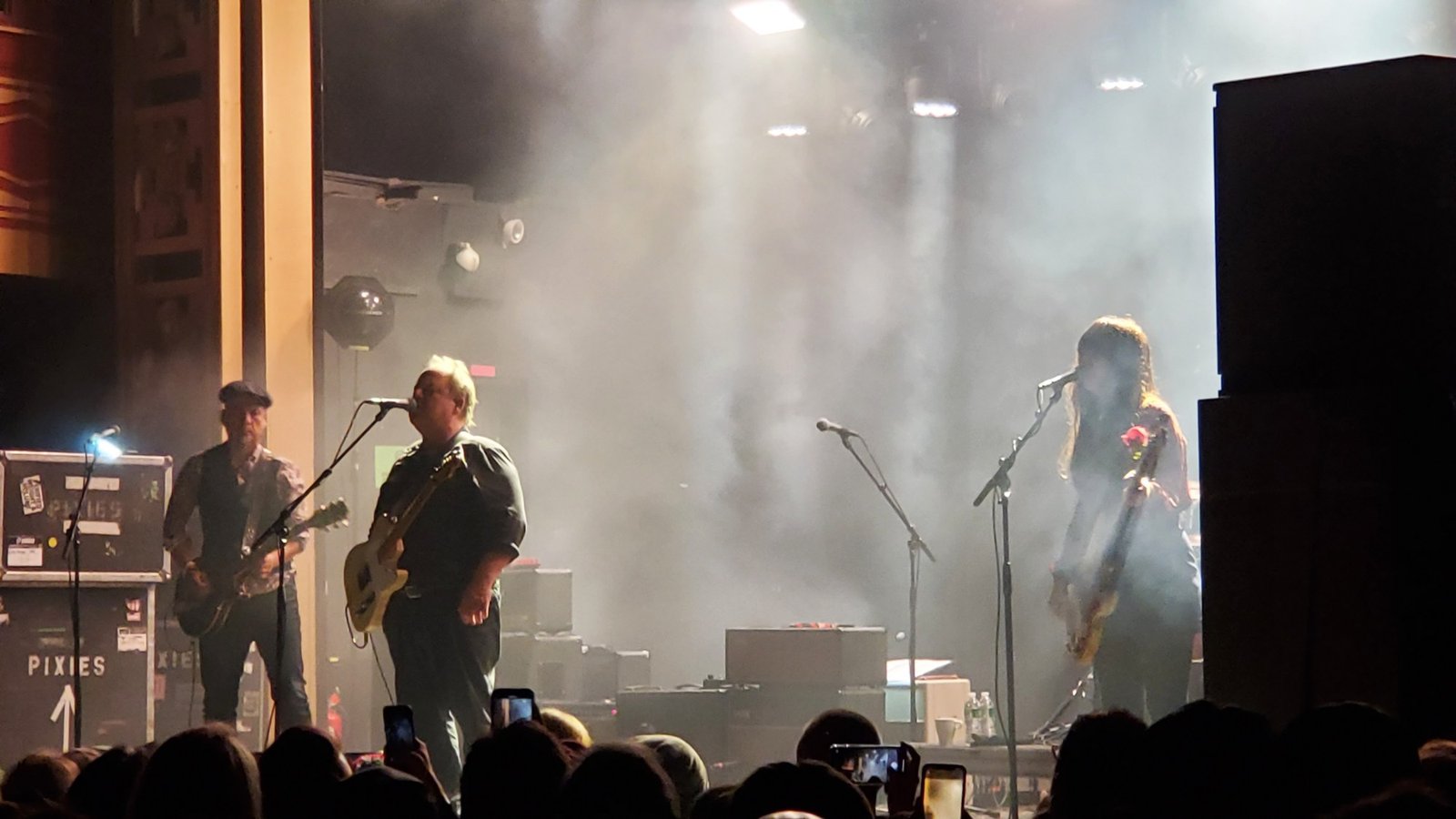Pixies em show em 2018, com três integrantes em palco enfumaçado (foto de arquivo)