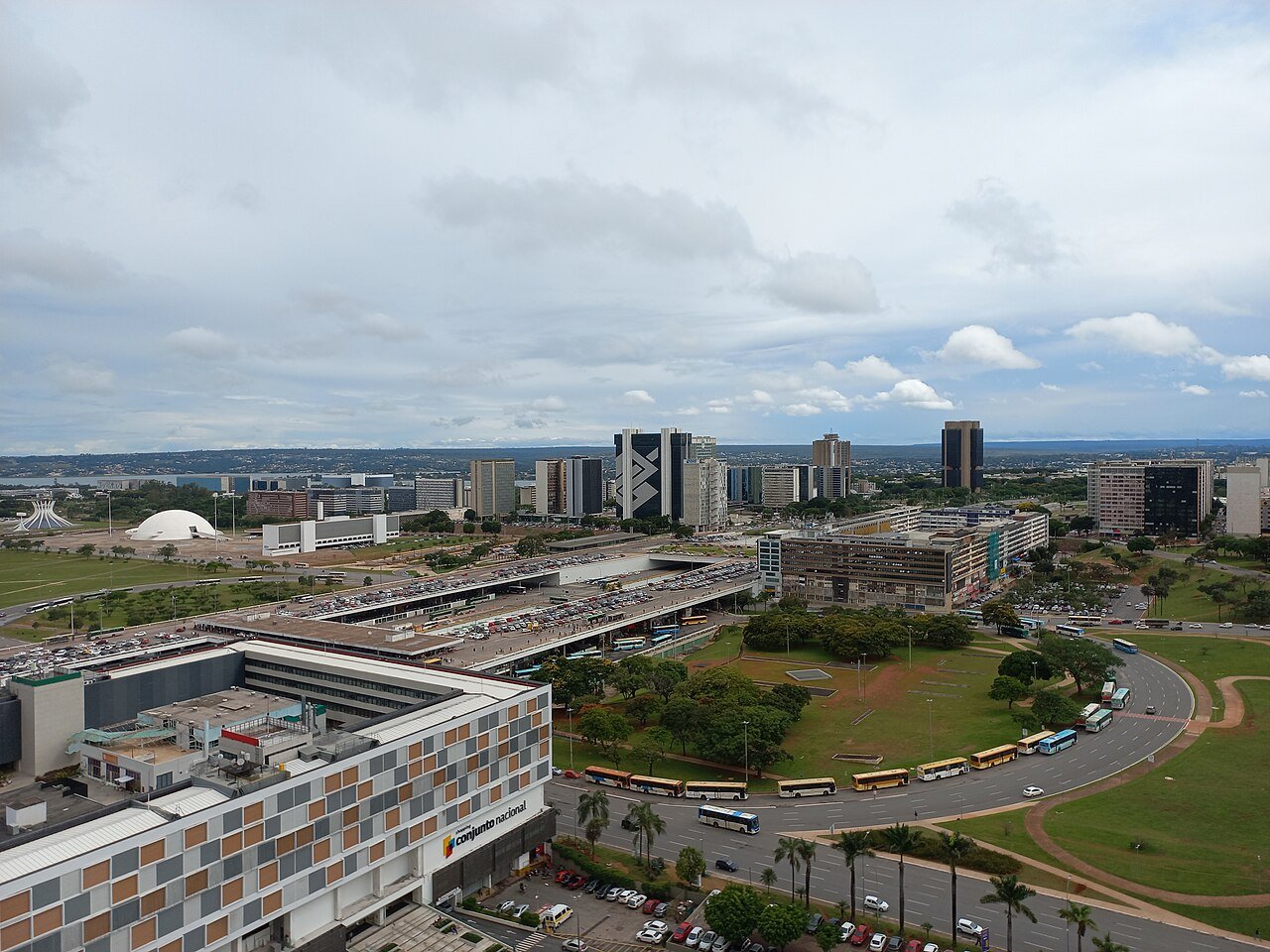 Vista aérea do Eixo Monumental com a Rodoviária do Plano Piloto e o Setor Bancário ao fundo