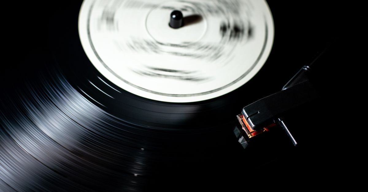 Disco de vinil girando em uma vitrola, com a agulha apoiada nos sulcos, em foto de arquivo