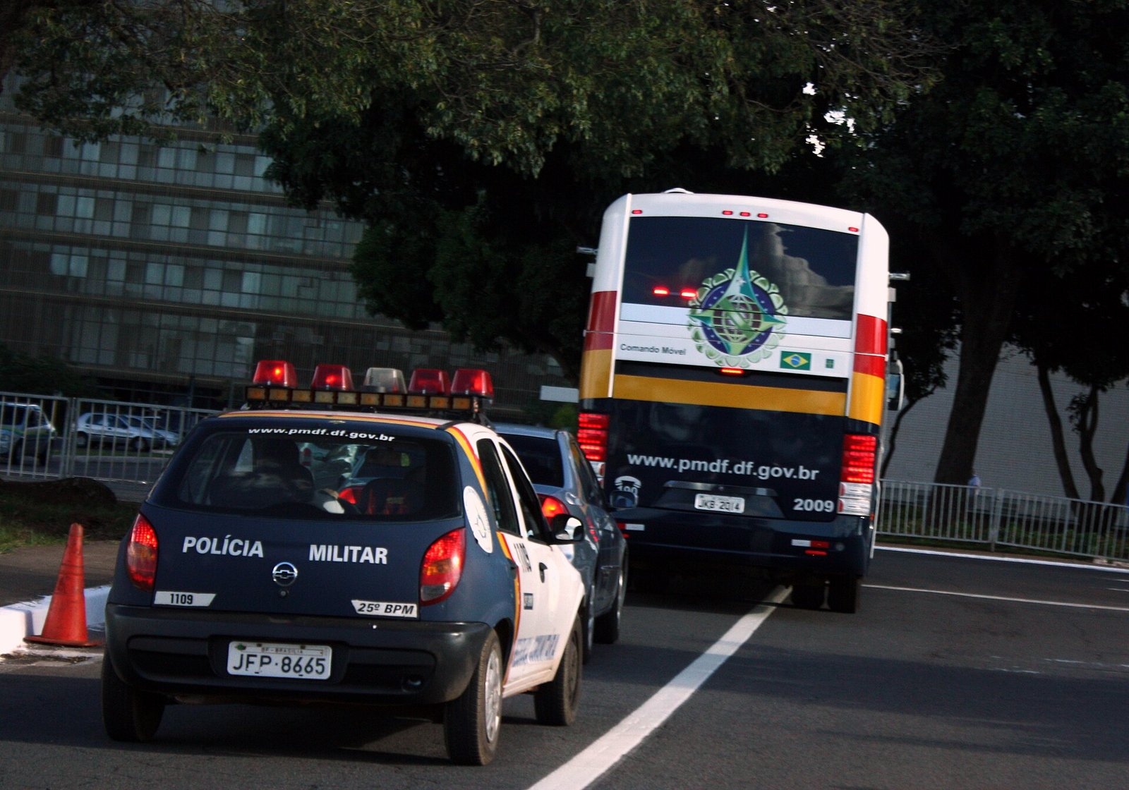 Viatura da Policia Militar do Distrito Federal em via de Brasilia