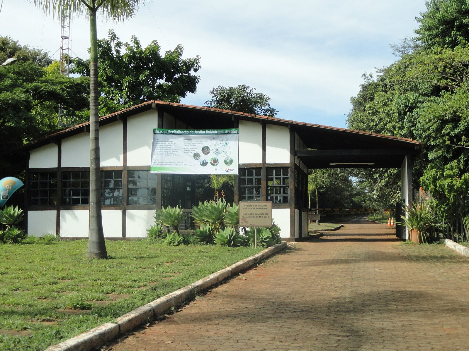 Portaria de entrada do Jardim Botânico de Brasília, com guarita de madeira e via de acesso