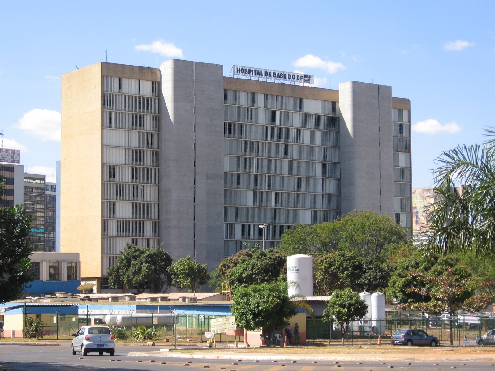 Fachada do Hospital de Base do DF, no Setor Hospitalar Sul, vista da via em frente