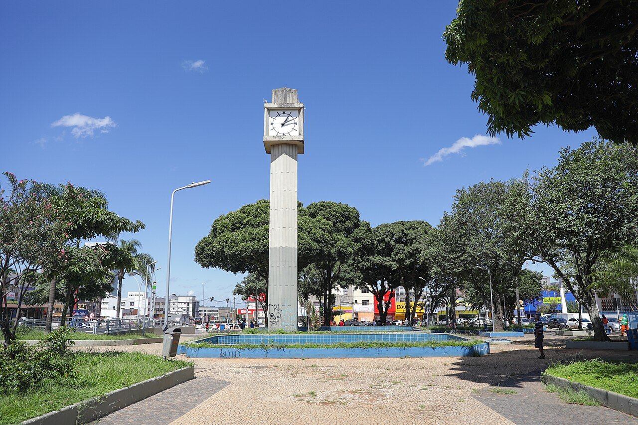 Praça do Relógio, no centro de Taguatinga, com a torre do relógio ao centro