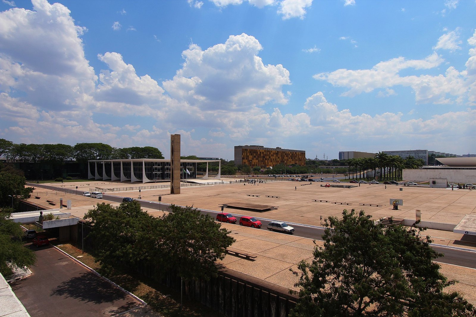 Vista da Praça dos Três Poderes, em Brasília, com o edifício do STF ao fundo