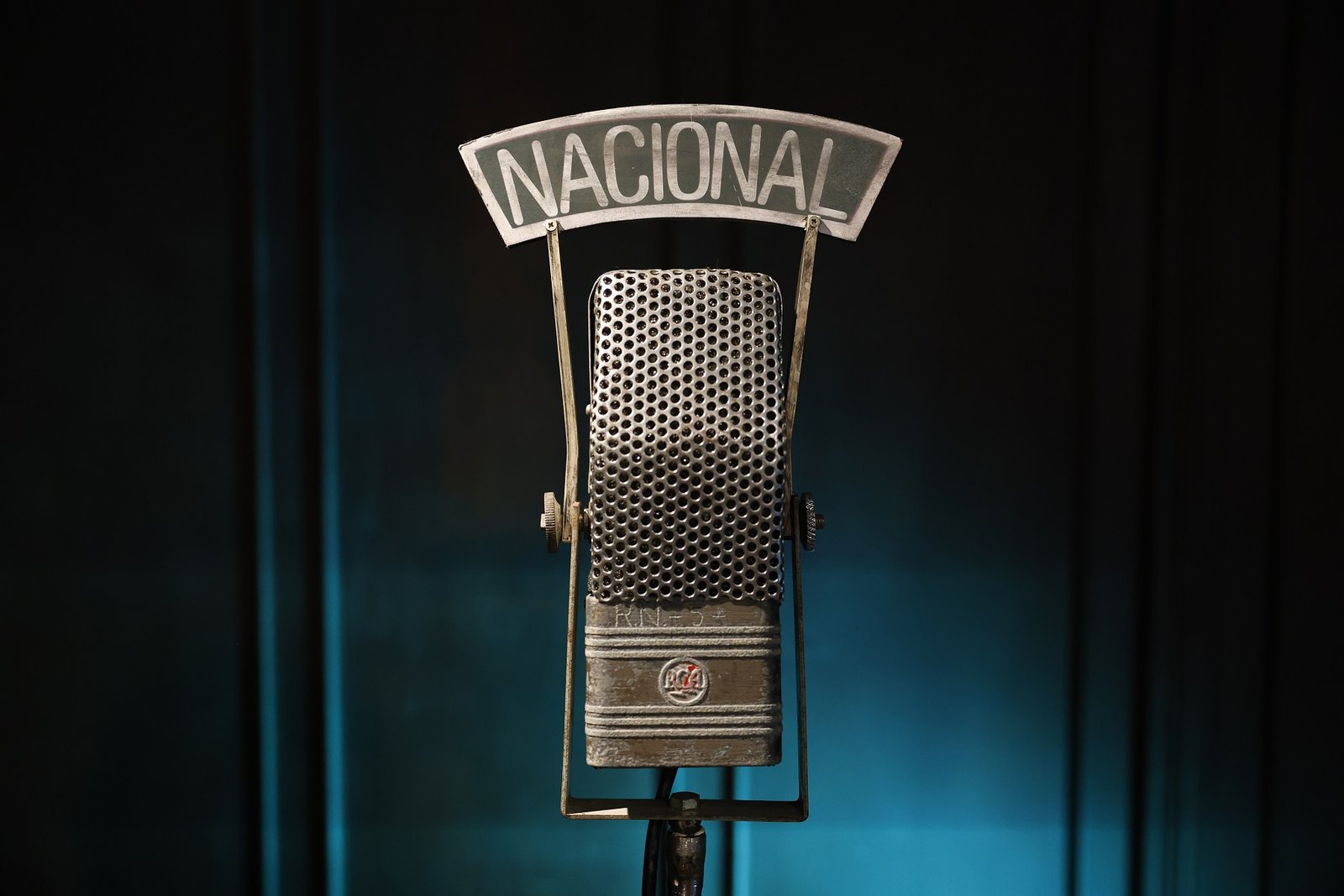 Microfone histórico da Rádio Nacional com placa de identificação em estúdio iluminado
