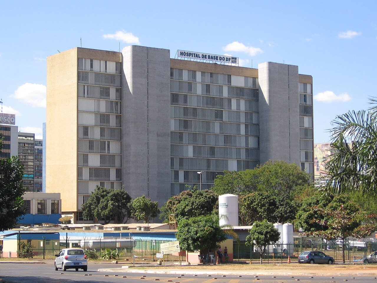 Fachada do prédio do Hospital de Base do Distrito Federal, em Brasília, com placa de identificação no alto da construção