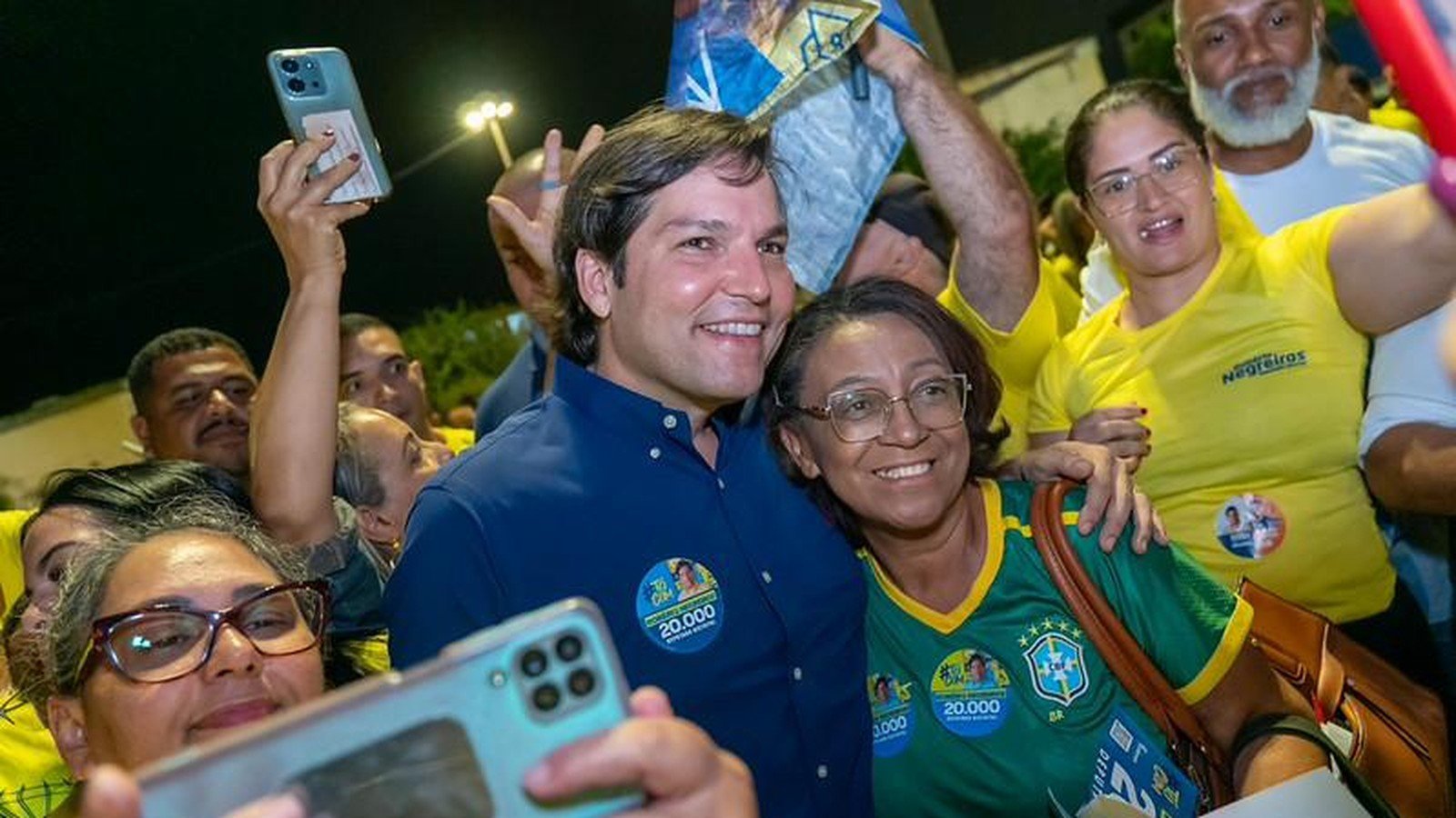 Apoiadores fazem selfie com o deputado Robério Negreiros durante agenda noturna no DF