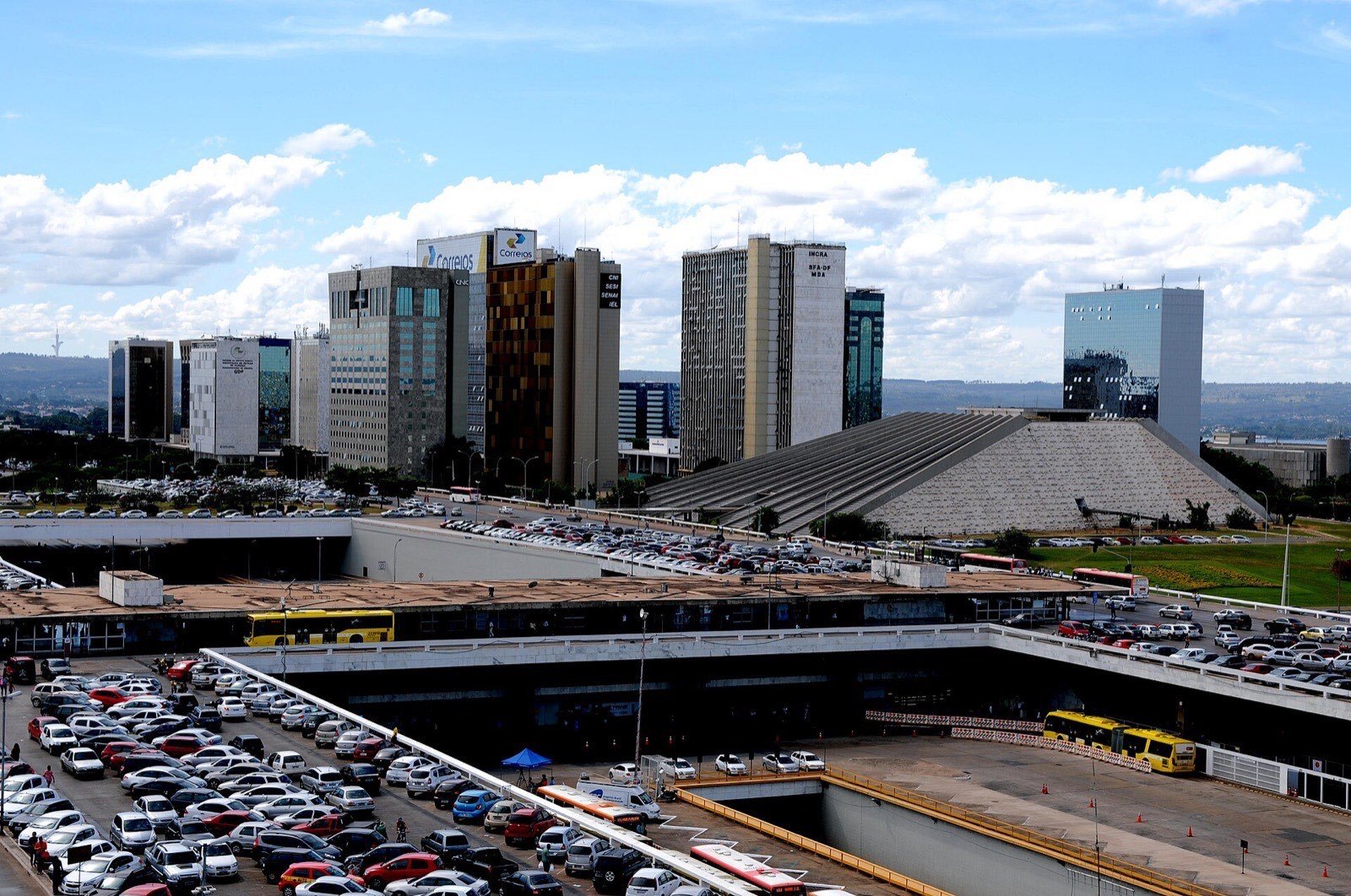 Vista da Rodoviária do Plano Piloto e do Setor de Autarquias Sul, em Brasília