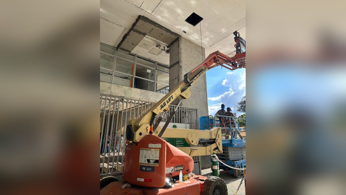 Plataforma elevatória posicionada sob a laje da Rodoviária do Plano Piloto durante serviços de recuperação estrutural