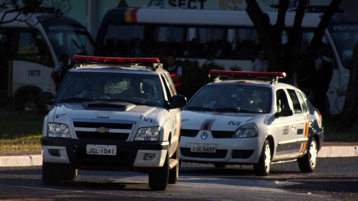 Duas viaturas da Polícia Militar do Distrito Federal em via de Brasília