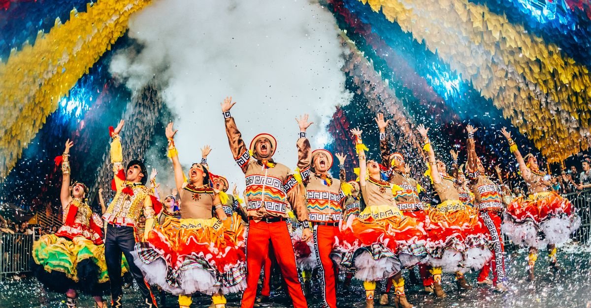 Dancarinos de quadrilha junina com roupas coloridas em apresentacao