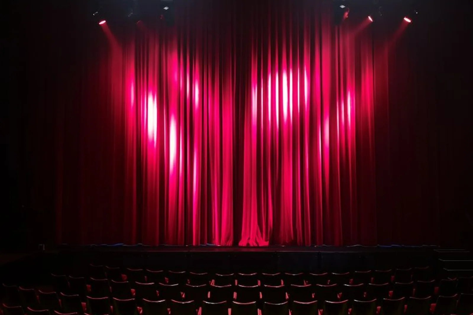 Palco de teatro com cortina vermelha fechada