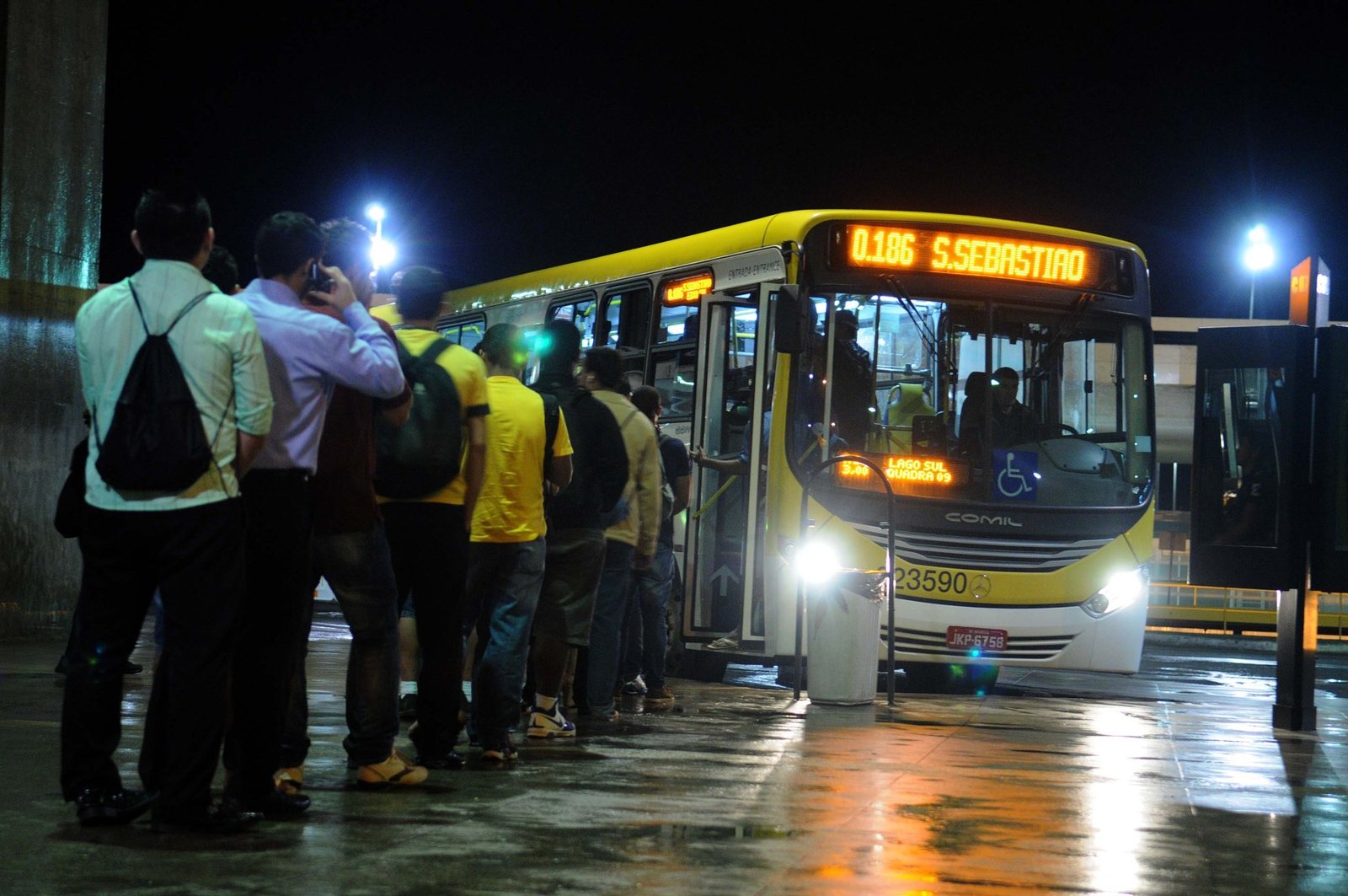 Passageiros em fila à noite para embarcar em ônibus na Rodoviária do Plano Piloto, em Brasília