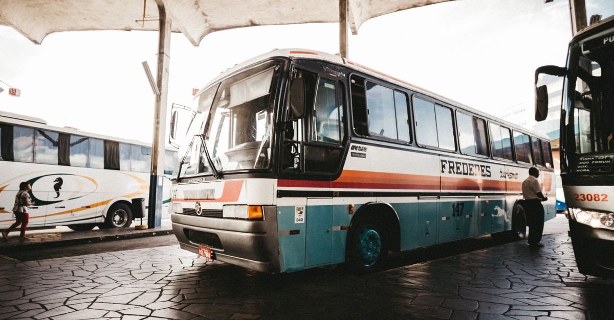 Ônibus rodoviário de turismo estacionado sob a cobertura de uma rodoviária