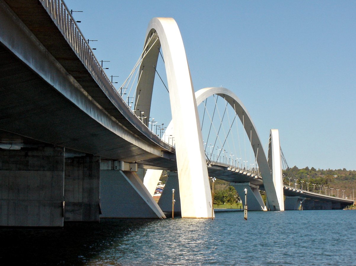 Ponte Juscelino Kubitschek sobre o Lago Paranoa, em Brasilia