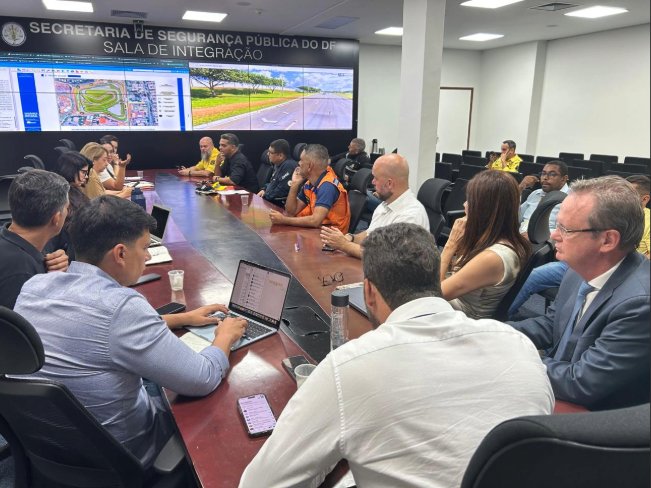 Reunião preparatória na Sala de Integração da Secretaria de Segurança Pública do DF, com o traçado do Autódromo de Brasília projetado no painel de telas