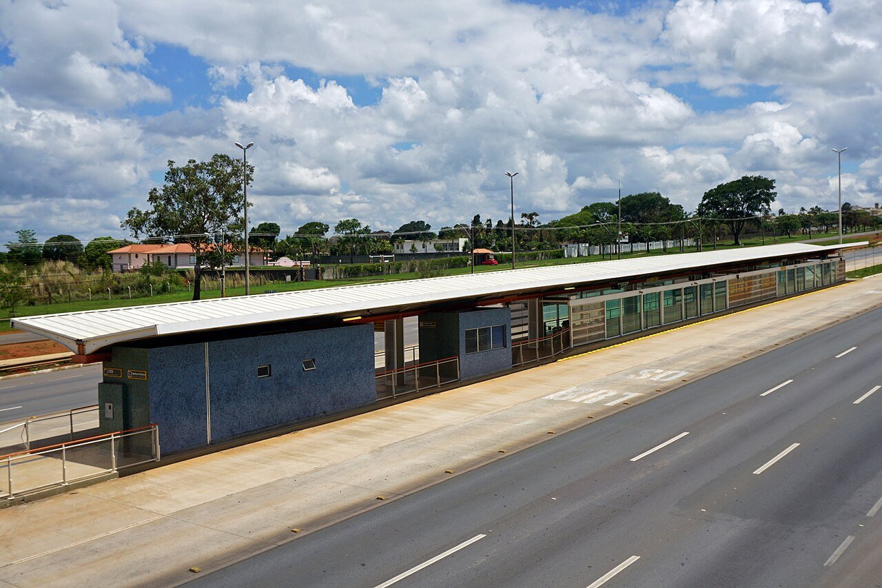 Estação do BRT no Distrito Federal com o corredor exclusivo sinalizado no asfalto