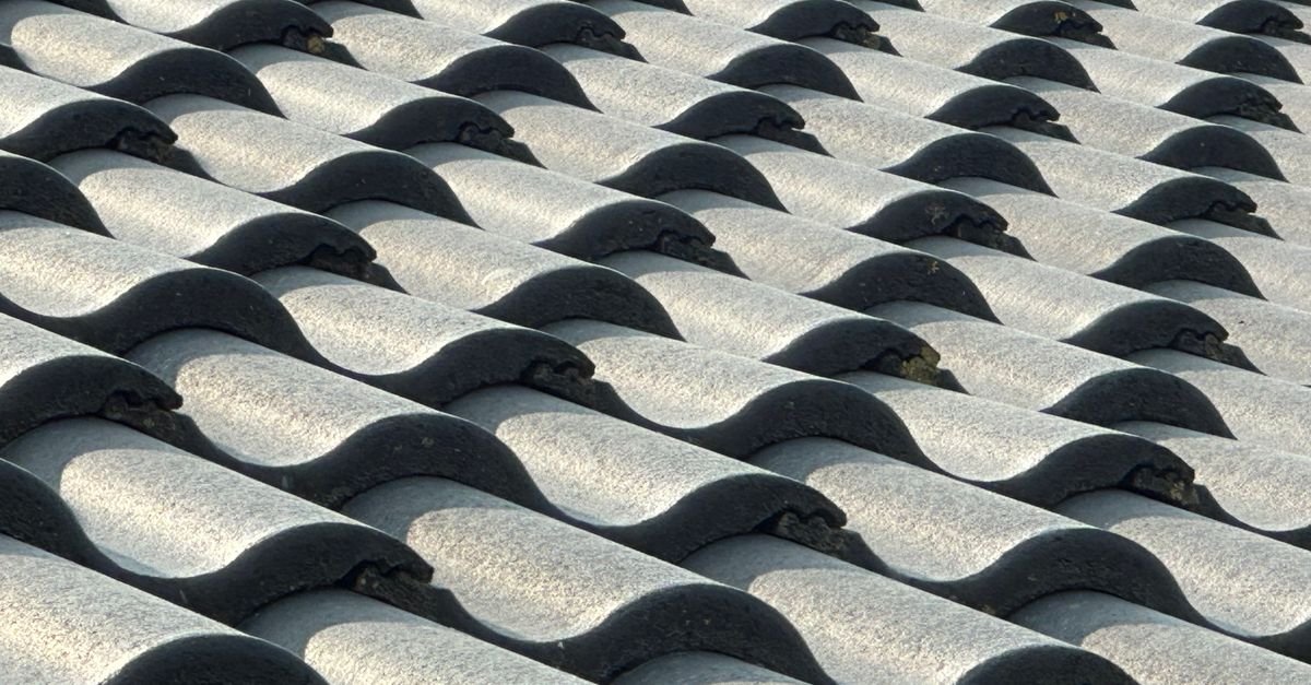 Telhas de concreto vistas de perto, em fileiras, no telhado de uma casa