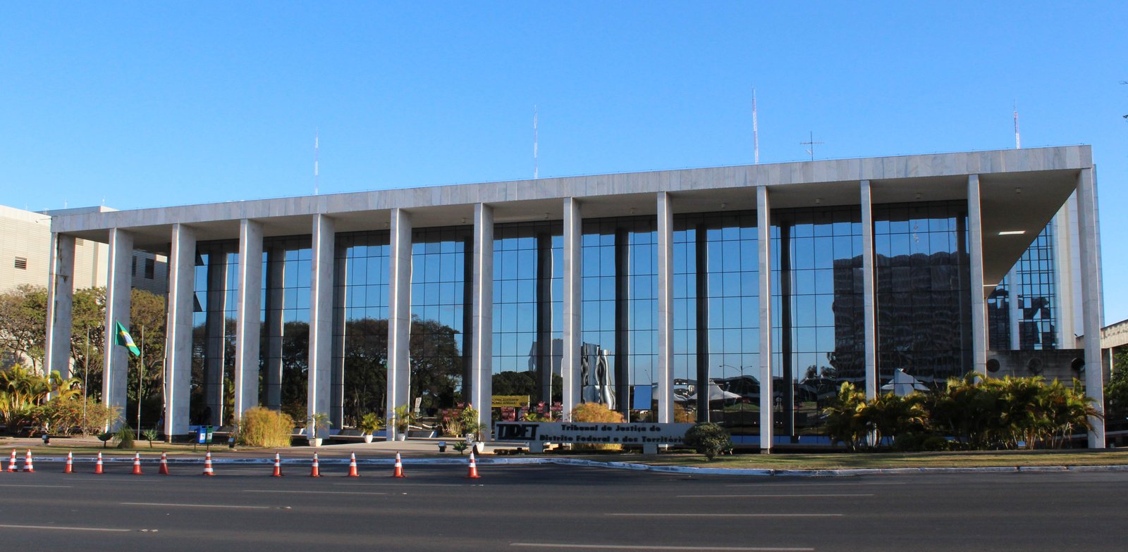 Fachada do Tribunal de Justiça do Distrito Federal e dos Territórios, com a placa de identificação do tribunal